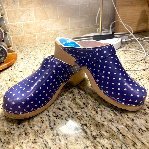 Torpatoffen Swedis clogs Shoes - Authentic made in SwedenTorptofflen navy & white polka dot leather & wood clogs